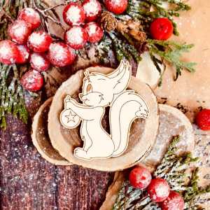 Белочка с новогодней игрушкой (42*46 мм)